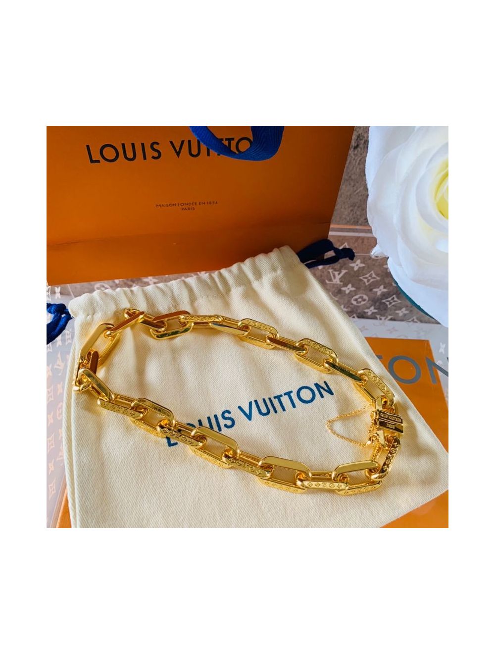 Louis Vuitton® LV Edge Necklace Cadenas Gold. Size in 2023