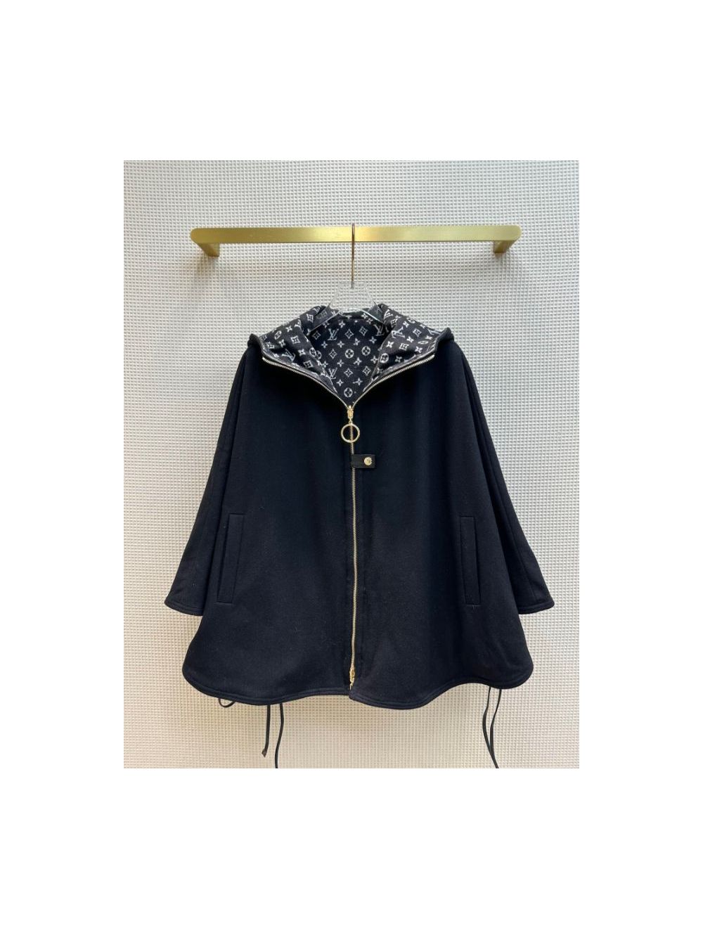 🧥 Louis Vuitton 🧥 Hooded cape coat / kapüşonlu pelerin Standard size /  Standart beden #dafficuz #daffic_uzb #andijon #samarkand…
